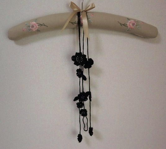 蝶と小花のラリエット・ブラック