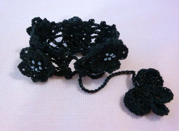 蝶と小花のブレスレット・ブラック