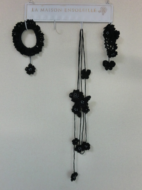 蝶と小花のブレスレット・ブラック