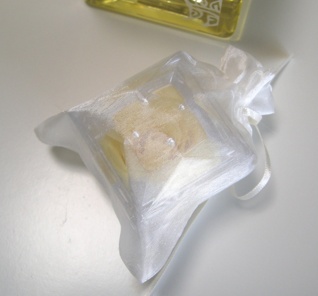 大切な人へのプレゼント　ローズボックス　　　イエロー