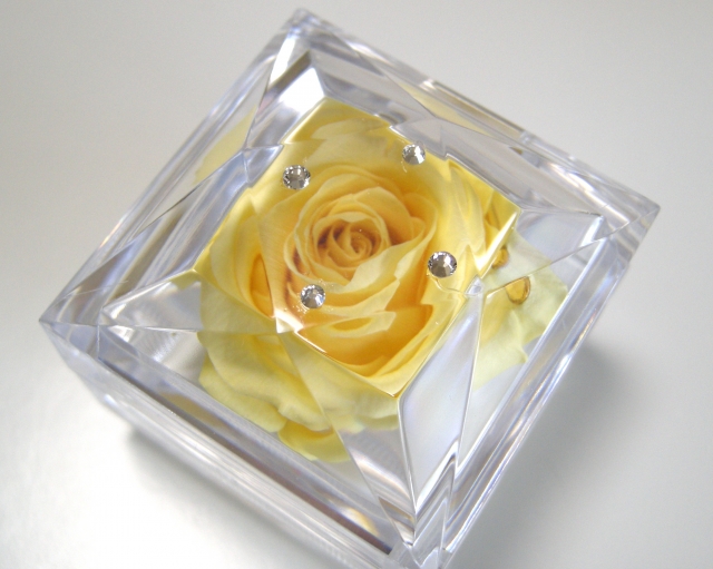 大切な人へのプレゼント　ローズボックス　　　イエロー