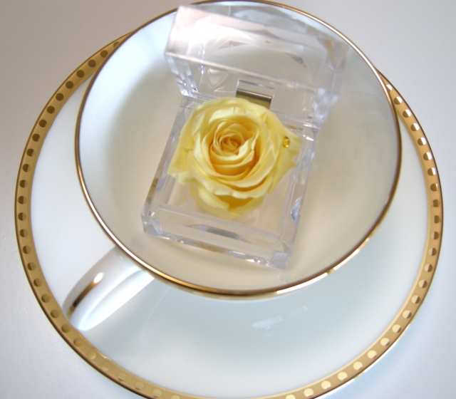 大切な人へのプレゼント　ローズボックス　　　イエロー